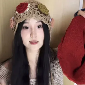 Handgemachte Häkelblumen Beanie Mütze mit verspielten Quasten im Ethno Stil Detailansicht.