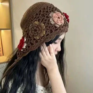 Handgemachte Häkelblumen Beanie Mütze mit Quasten Detail, retro ethnischer Stil Strickmütze.