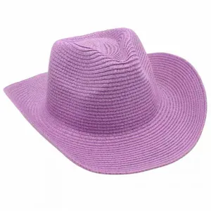 Detalle sombrero de vaquero de paja morada, ala enrollada sombrero de sol playa al aire libre.