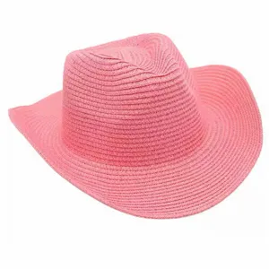 Detalle sombrero de paja rosa, estilo cowboy western, ala enrollada, ideal para la playa.