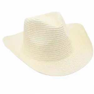 Detalle de sombrero de vaquero de paja beige, ala enrollada sombrero de playa sol.