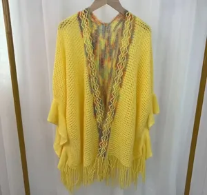 Châle cape tricoté ajouré jaune à rayures colorées, volants et franges pour femmes vue de détail