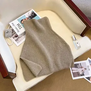 Detailopname van een gezellige kaki gebreide nepcruiscol voor winterse laagjes.