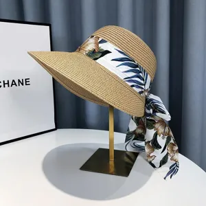 Stilvoller Damen Strohhut für Sommer Outdoor Reisen, breite Krempe mit Blumenschal.