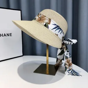 Detailansicht Damen Sommer Strohhut mit Blumenband, ideal für Strand und Outdoor.