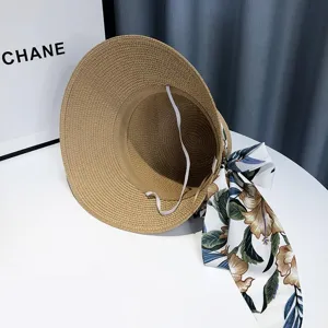 Damen Sommer Strohhut Detail, breite Krempe Strand Sonnenhut mit Blumen Band und Kordel.