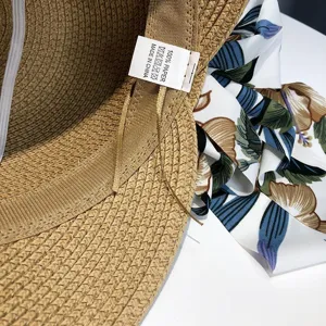 Damen Sommer Sonnenschutz Strohhut Detailansicht mit Materialetikett und Flechttextur.