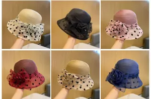 Cappello da secchio a pois in organza da donna estivo con elegante dettaglio floreale chic.