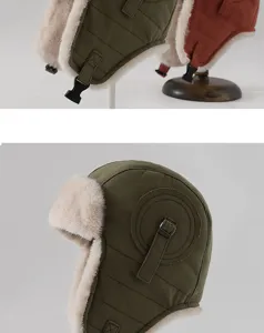 Vue rapprochée de la chapka d'hiver chaude, doublure polaire épaisse et oreillettes coupe-vent.