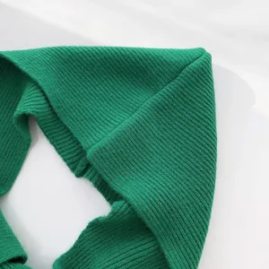 Dettaglio sciarpa lavorata a maglia a coste verde texture accogliente inverno caldo