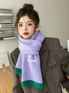 Écharpe en tricot colorblock violet et vert pour femme, accessoire d'hiver chaud et tendance.