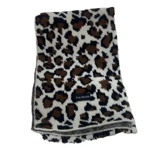 Leopard print knitted winter scarf for women, warm wool-blend thick fashion neck warmer.