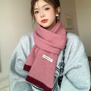 Écharpe tricot rose femme, design bicolore tendance, accessoire d'hiver chaud et doux pour le cou
