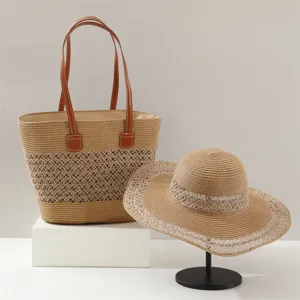 Vista detallada del elegante bolso de paja y sombrero de sol con textura natural y elegante.
