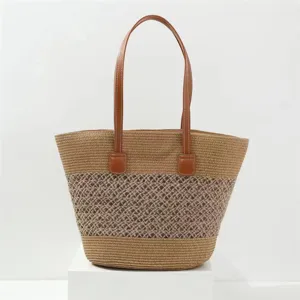 Bolso tote grande de paja tejida con asas de cuero marrón y diseño de malla para verano.
