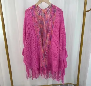 Chale en tricot ajouré rose avec bordures rayées colorées et franges. Vue détail.