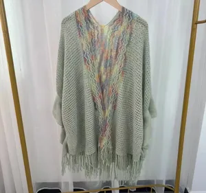 Vue detaille du poncho cape pour femme en tricot elegant avec des rayures colorees.