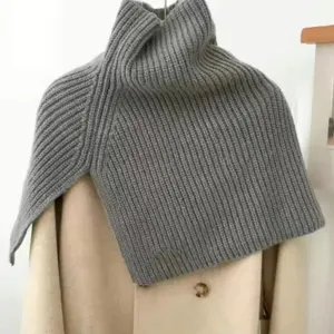 Grijs gebreide coltrui nepkraag voor dames, stijlvolle winter warme sjaal detail.