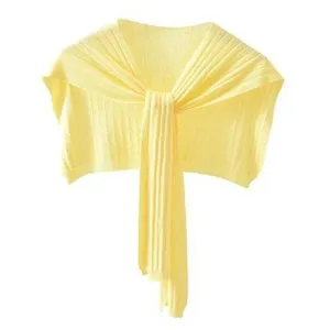 Dettaglio scialle estivo in maglia gialla, finto colletto alla moda in seta di ghiaccio.