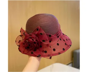 Dettaglio elegante cappello sole donna estate pois organza con fiocco fiore decorazione.