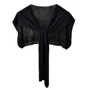 Dettaglio ravvicinato dello scialle in maglia nera, design estivo leggero con lavorazione.