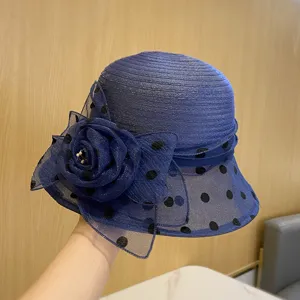 Elegante cappello alla pescatora in organza blu da donna con decoro floreale e pois, estate.