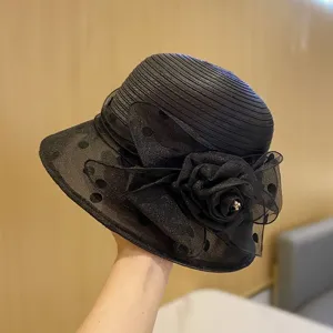 Elegante cappello da donna in organza nera con pois trasparenti e raffinato dettaglio floreale.