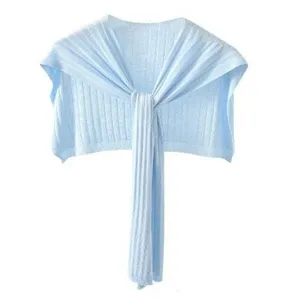 Dettaglio mini scialle finto collo in maglia sottile azzurro, accessorio moda estivo.