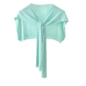 Dettaglio scialle in maglia verde menta, elegante colletto finto estivo in seta e bella capa.