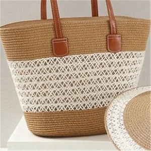 Vista detallada del bolso tote de paja tejida y sombrero de sol para estilo de vacaciones.