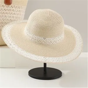 Sombrero de sol de paja beige con diseño de encaje blanco, ala ancha para verano.