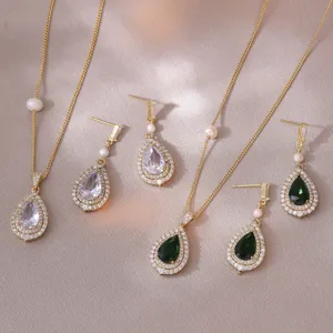Élégant ensemble de bijoux collier et boucles d'oreilles goutte avec émeraude et zircon.