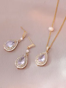 Ensemble collier et boucles d'oreilles en zircone goutte plaqué or avec perles d'eau douce.