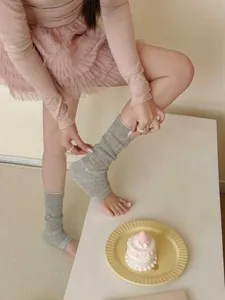 Chaussettes mi-mollet slouch mi-semelle grises, chaussettes en tricot à fines rayures.