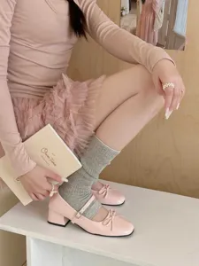 Chaussettes grises rayées style coréen associées à des chaussures Mary Jane roses tendance.