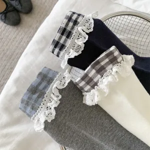 Chaussettes mi-mollet à carreaux rétro pour femmes avec bordure en dentelle blanche chic