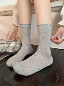 Calzini medi floreali in stile giapponese da donna con bordo volant e tessuto a maglia traspirante.