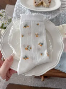 Calzini bianchi a metà gamba con stampa floreale in stile giapponese, traspiranti e comodi.