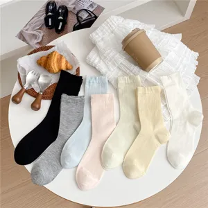 Detaillierte Nahaufnahme von dünnen, einfarbigen Mittelsocken aus Seide auf dem Tisch.