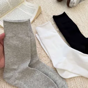 Calcetines de hombre sin costuras de algodón de color liso transpirables estilo casual de negocios.