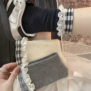 Gros plan sur les chaussettes mi-mollet rétro à carreaux avec bordure en dentelle.