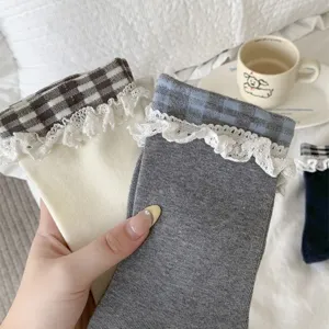 Chaussettes mi-hautes à carreaux rétro en dentelle pour femmes, tendance coton quotidien.