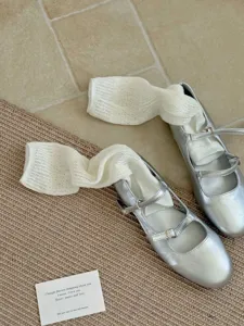 Vue détaillée de chaussures plates Mary Jane argentées avec chaussettes tricotées blanches.