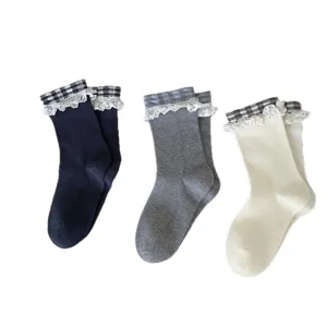 Chaussettes mi-mollet à carreaux vintage pour femmes avec bordure en dentelle blanche et volants.