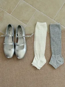 Chaussures Mary Jane argentées et chaussettes côtelées en style superposé vue détaillée.