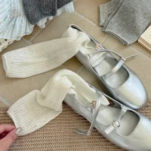 Chaussures Mary Jane argentées assorties à des chaussettes blanches, ensemble tendance.