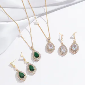 Élégant ensemble de bijoux goutte émeraude et zircon blanc avec collier de perles et boucles.