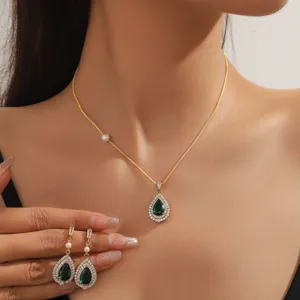 Élégant ensemble de bijoux collier pendentif goutte émeraude et boucles d'oreilles.