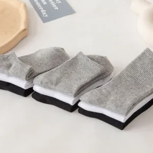 Detailansicht von schwarzen, weißen und grauen einfarbigen atmungsaktiven Socken.