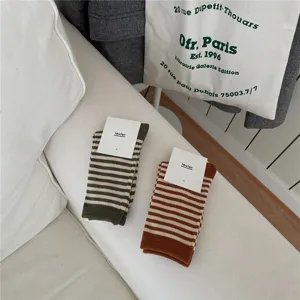 Chique gestreepte dameskousen, comfortabele herfst winter gebreide stijl met papieren label.